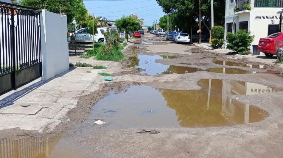 Vecinos del Fraccionamiento Laureles en Navojoa viven entre aguas negras